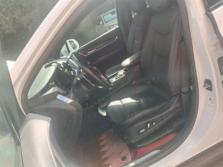 Фото 8 - Cadillac XT5