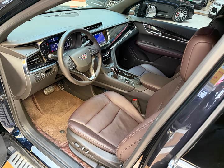 Фото 10 - Cadillac XT6