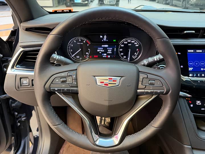 Фото 11 - Cadillac XT6