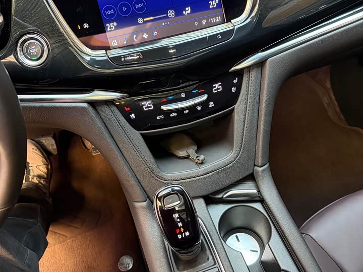 Фото 13 - Cadillac XT6