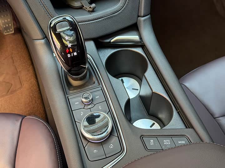 Фото 18 - Cadillac XT6