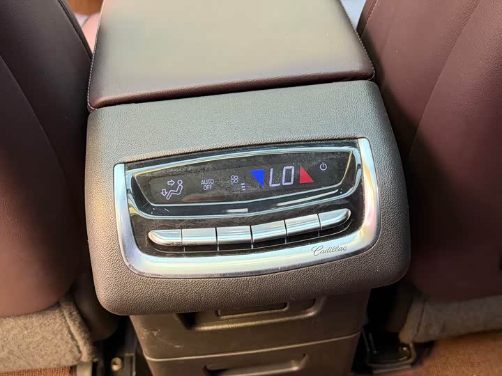 Фото 19 - Cadillac XT6