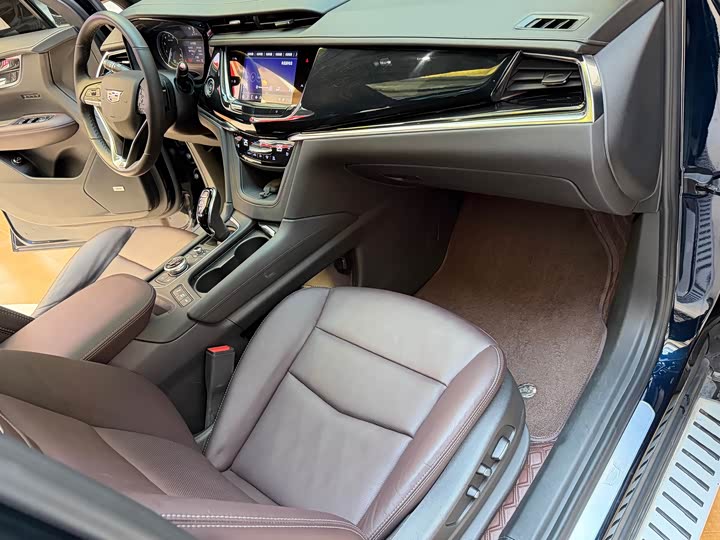 Фото 20 - Cadillac XT6