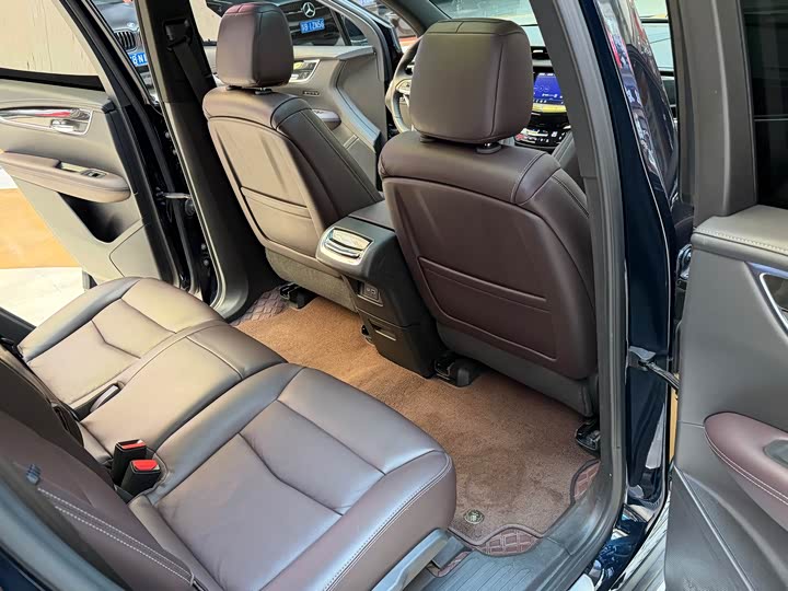 Фото 21 - Cadillac XT6