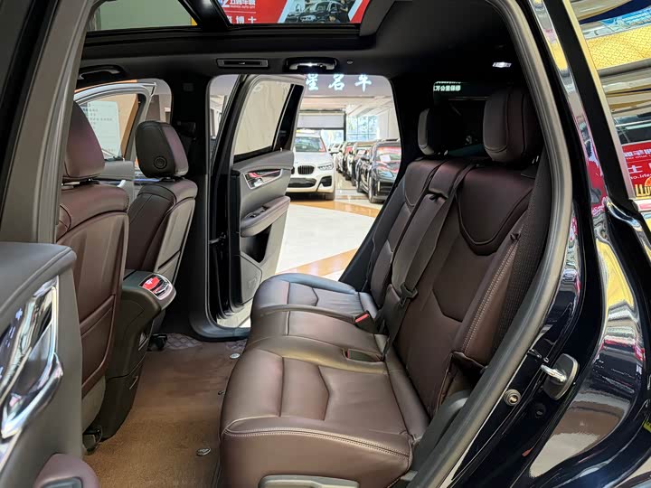 Фото 22 - Cadillac XT6