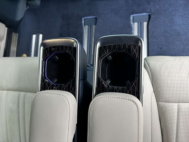 Фото 17 - Zeekr 009