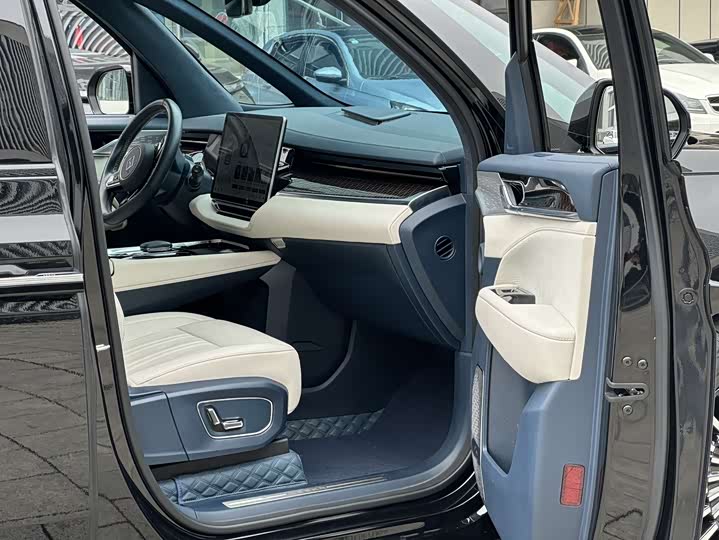 Фото 22 - Zeekr 009