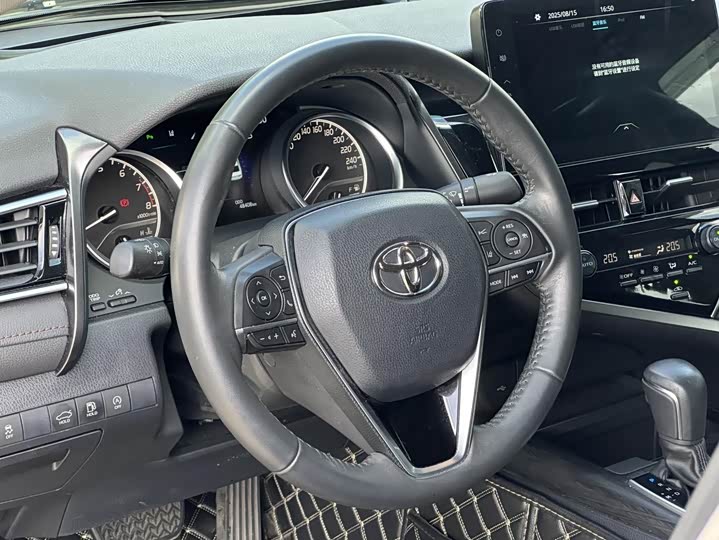 Фото 10 - Toyota Camry