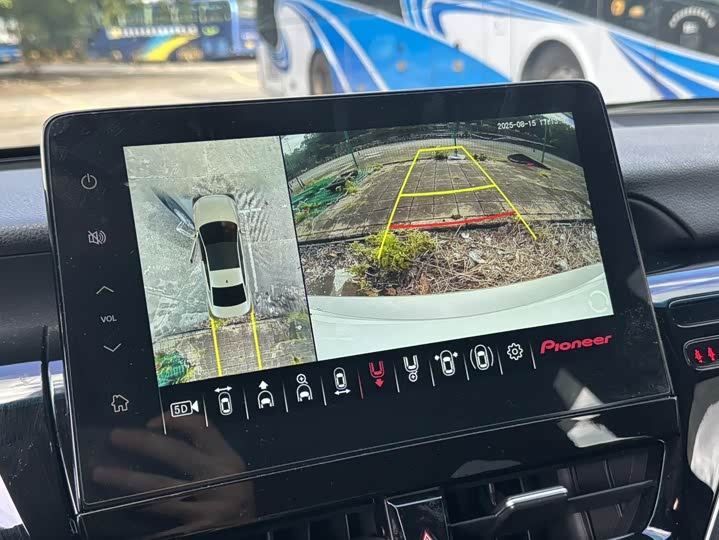 Фото 12 - Toyota Camry