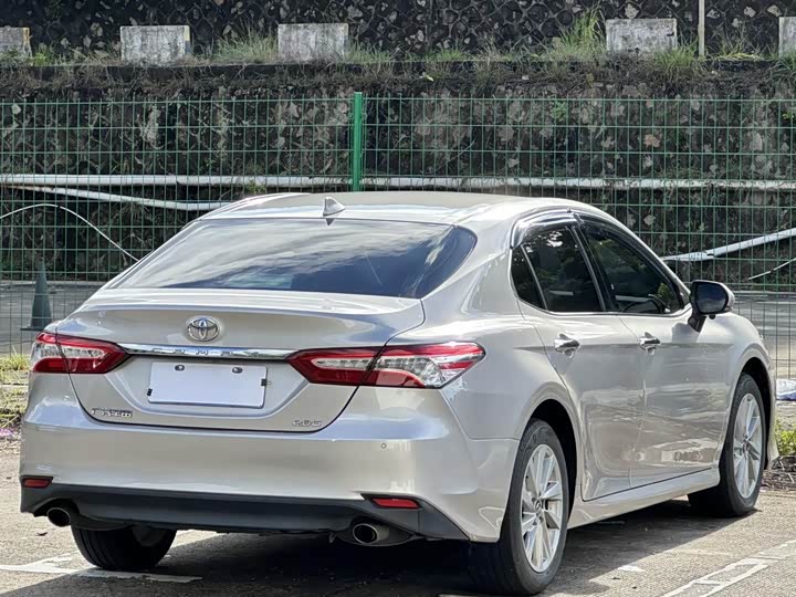 Фото 13 - Toyota Camry