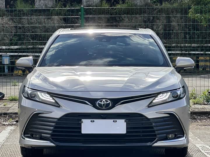 Фото 2 - Toyota Camry