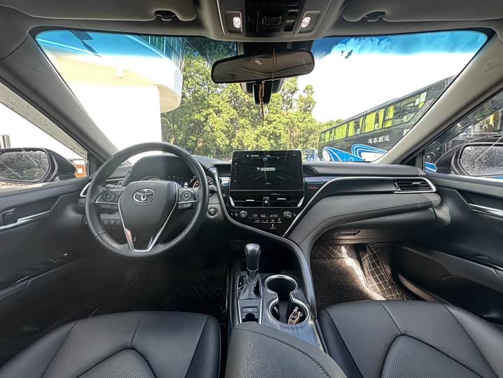 Фото 5 - Toyota Camry