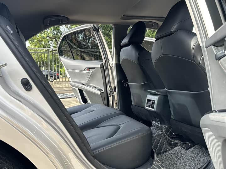 Фото 9 - Toyota Camry