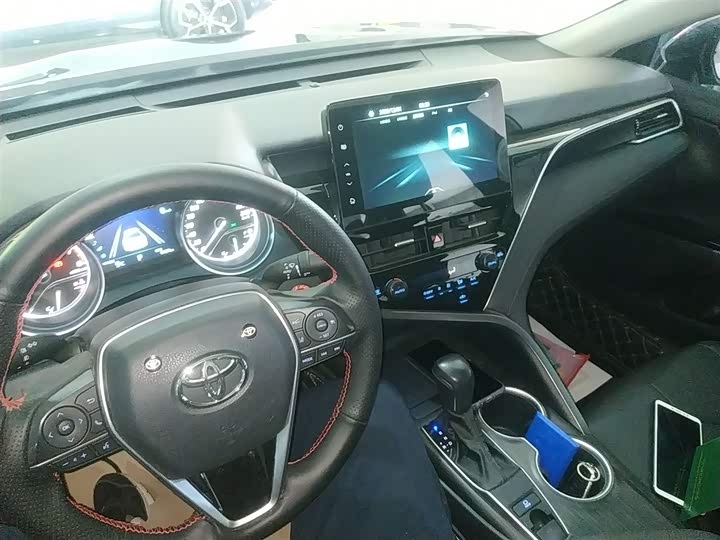 Фото 10 - Toyota Camry