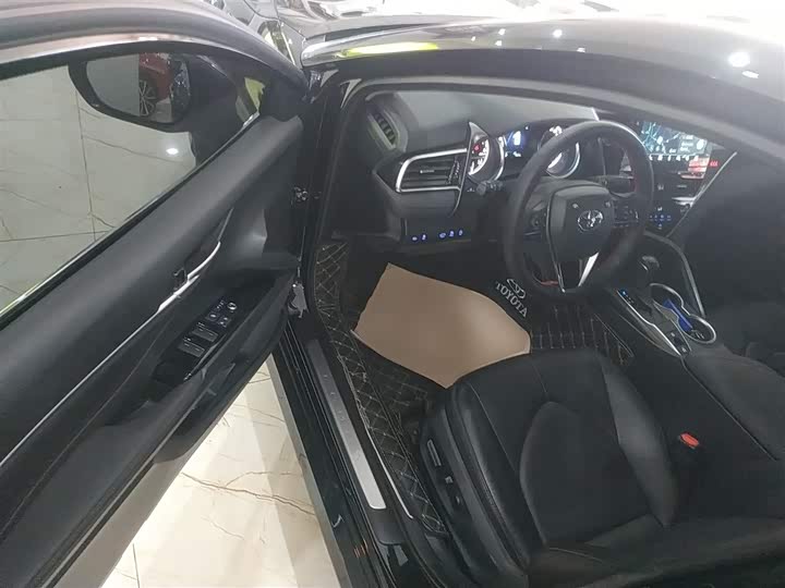 Фото 16 - Toyota Camry