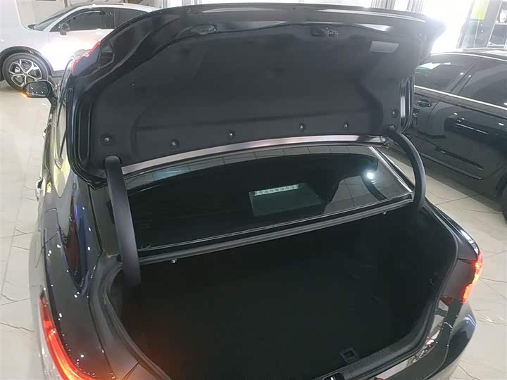 Фото 19 - Toyota Camry