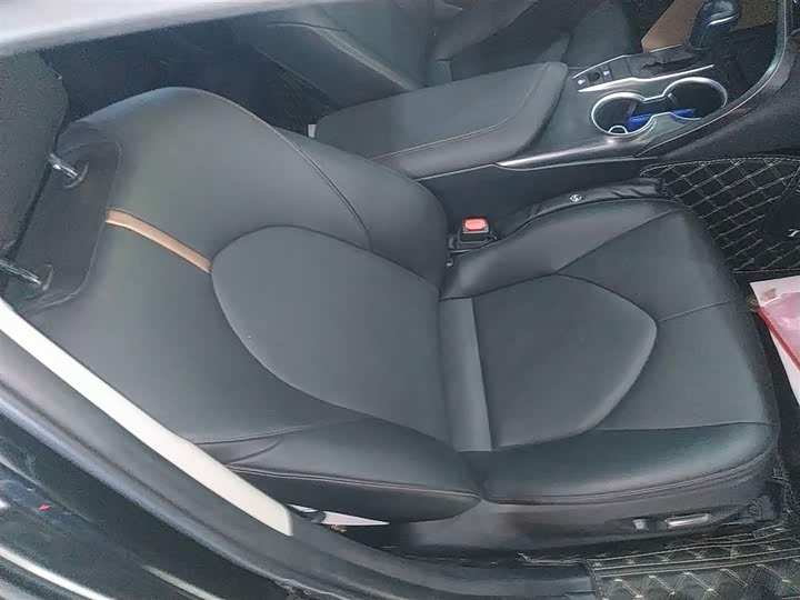 Фото 25 - Toyota Camry