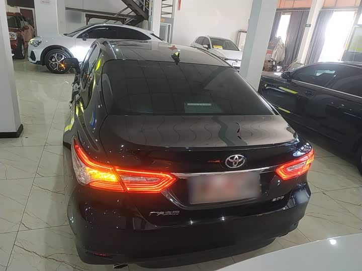 Фото 6 - Toyota Camry