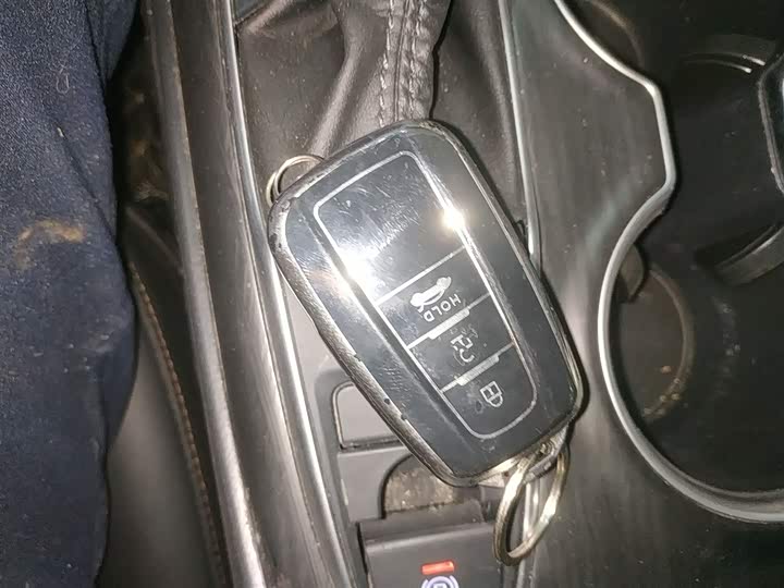 Фото 9 - Toyota Camry