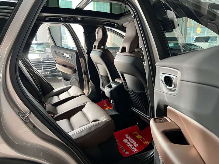 Фото 10 - Volvo XC60