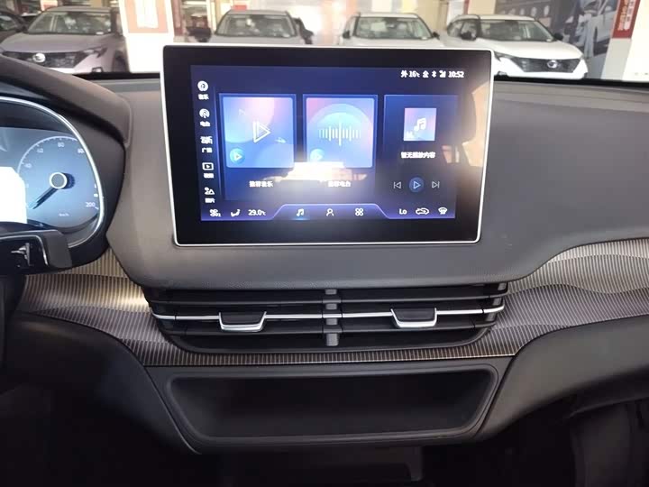 Фото 13 - Hongqi E-QM5