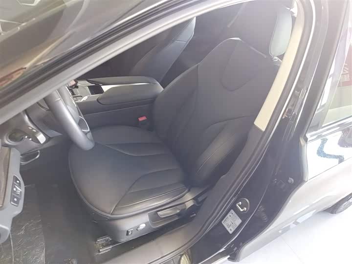 Фото 15 - Hongqi E-QM5