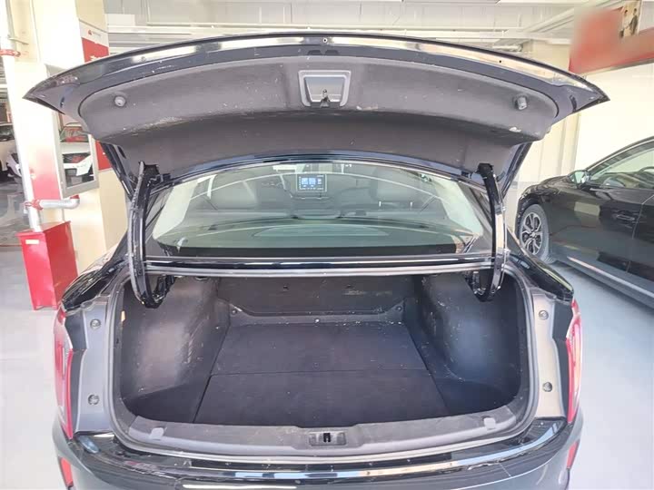 Фото 19 - Hongqi E-QM5