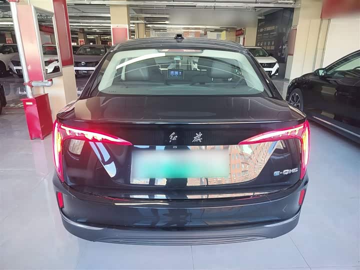 Фото 6 - Hongqi E-QM5