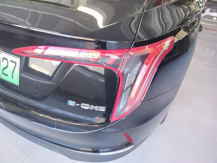 Фото 8 - Hongqi E-QM5