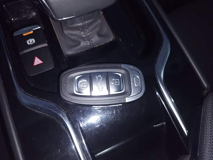 Фото 9 - Hongqi E-QM5