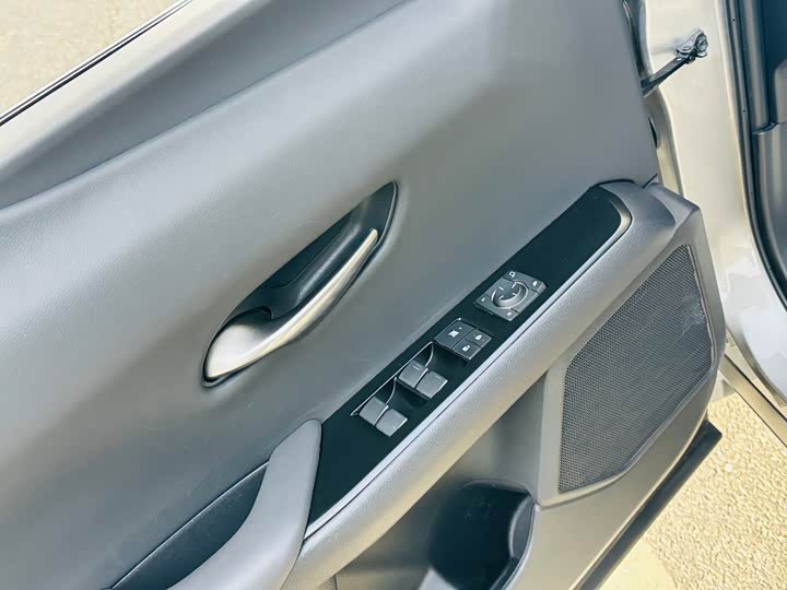 Фото 11 - Lexus UX