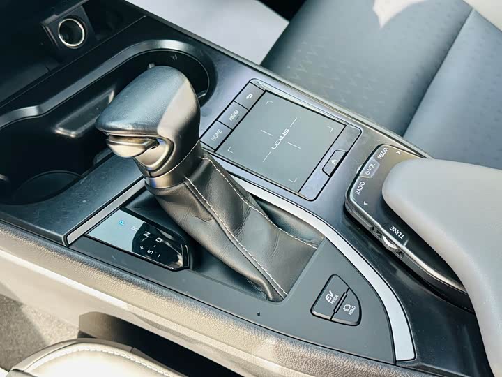 Фото 14 - Lexus UX