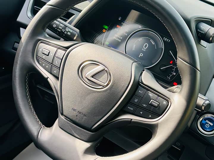 Фото 17 - Lexus UX