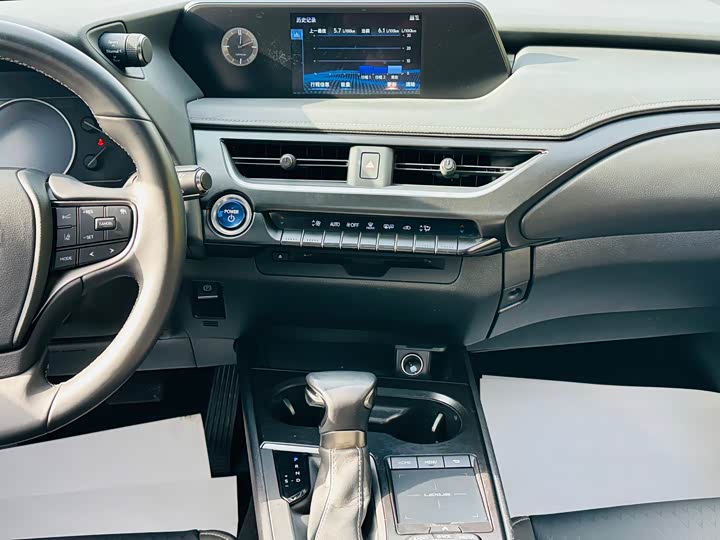 Фото 18 - Lexus UX