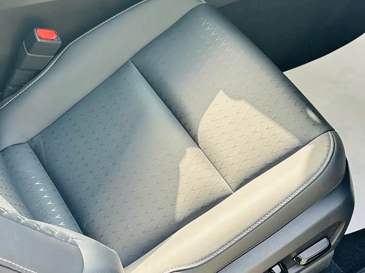 Фото 22 - Lexus UX