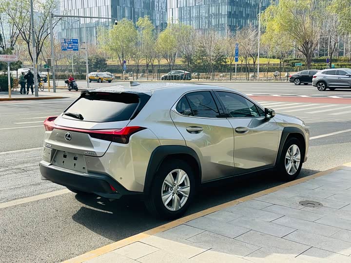 Фото 4 - Lexus UX