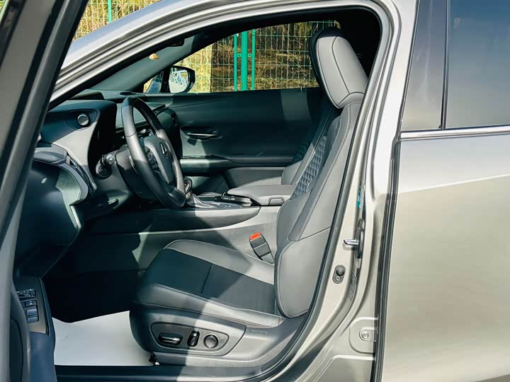 Фото 8 - Lexus UX