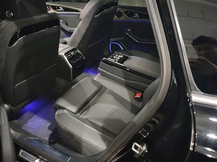 Фото 17 - Hongqi H9