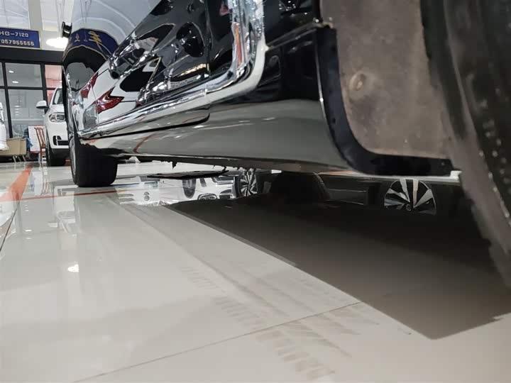 Фото 21 - Hongqi H9