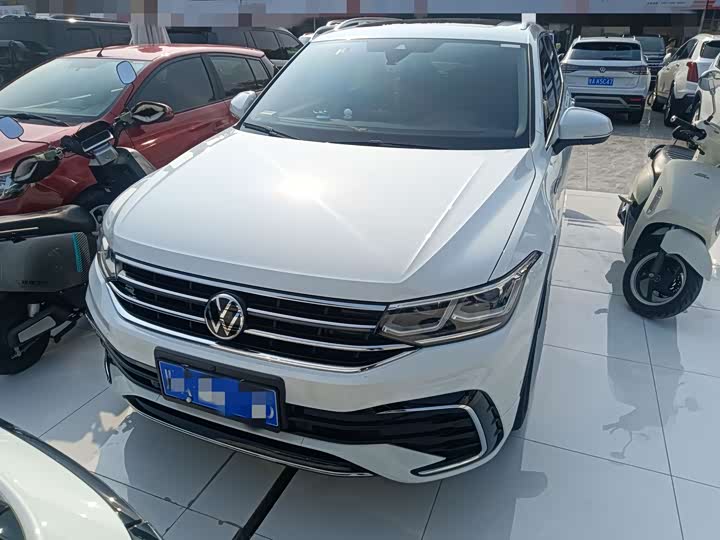 Фото 2 - Volkswagen Tiguan L Pro