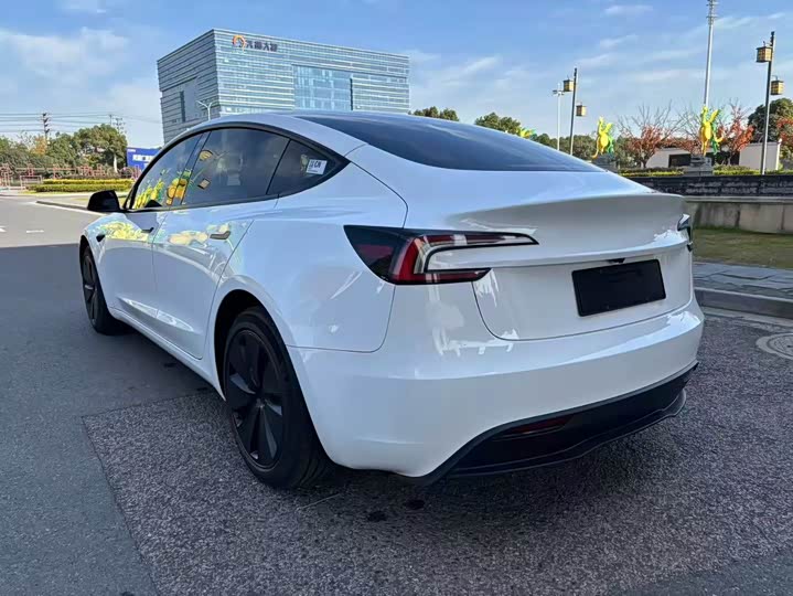 Фото 4 - Tesla Model 3