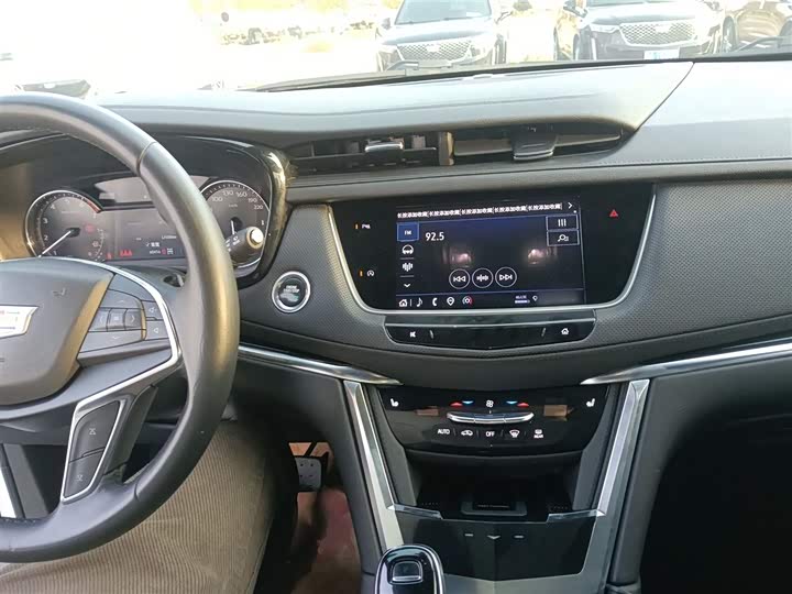 Фото 10 - Cadillac XT5