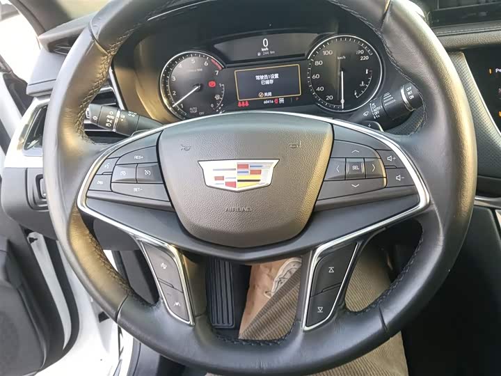 Фото 11 - Cadillac XT5