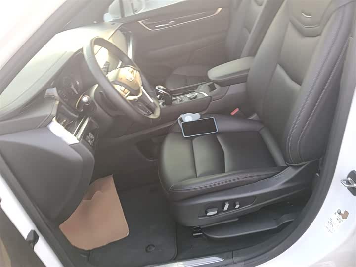 Фото 15 - Cadillac XT5