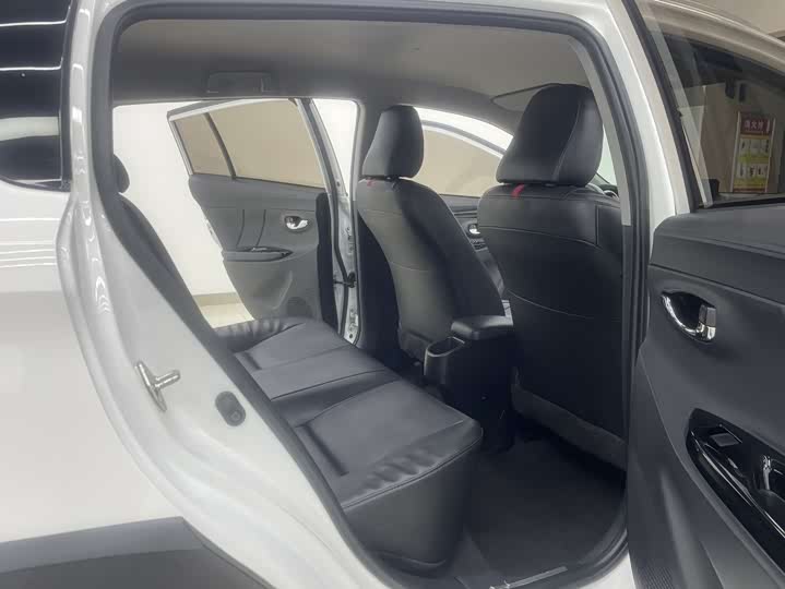 Фото 10 - Toyota Yaris L Hatchback