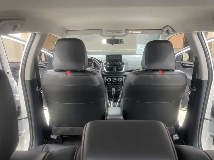 Фото 12 - Toyota Yaris L Hatchback