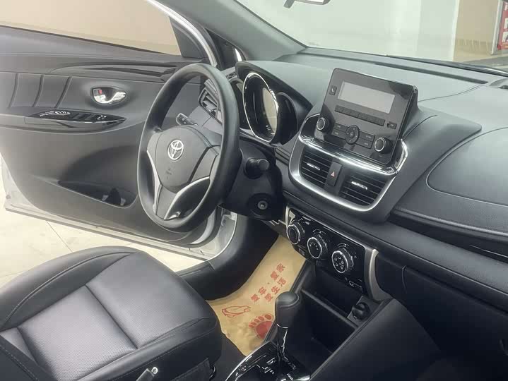 Фото 13 - Toyota Yaris L Hatchback