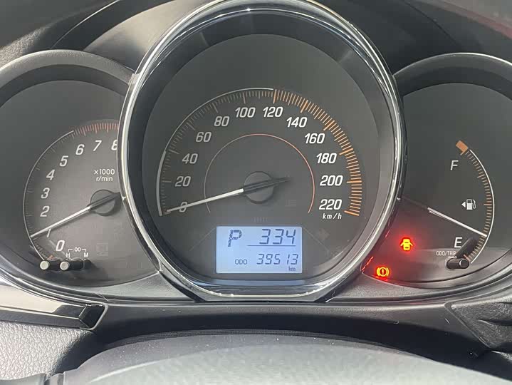 Фото 14 - Toyota Yaris L Hatchback