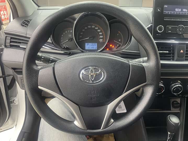 Фото 15 - Toyota Yaris L Hatchback