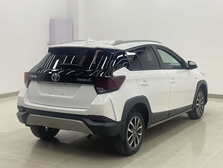 Фото 3 - Toyota Yaris L Hatchback